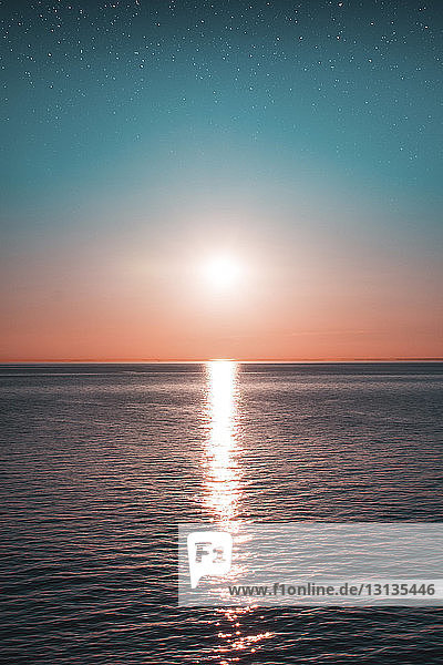 Majestätischer Blick auf das Meer vor dramatischem Himmel bei Sonnenuntergang