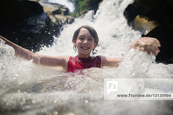 Glücklicher Junge genießt die Bua Thong Wasserfälle