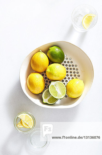 Draufsicht auf Zitronen in einem Behälter auf weißem Hintergrund
