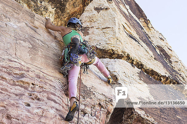 Niedrigwinkelansicht einer Frau beim Felsklettern