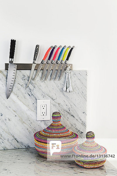 Messer und Behälter auf der Küchentheke angeordnet