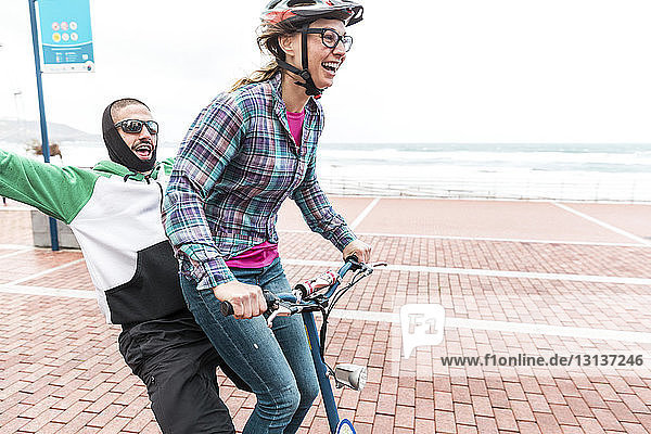 Freunde genießen Fahrradfahren auf der Promenade