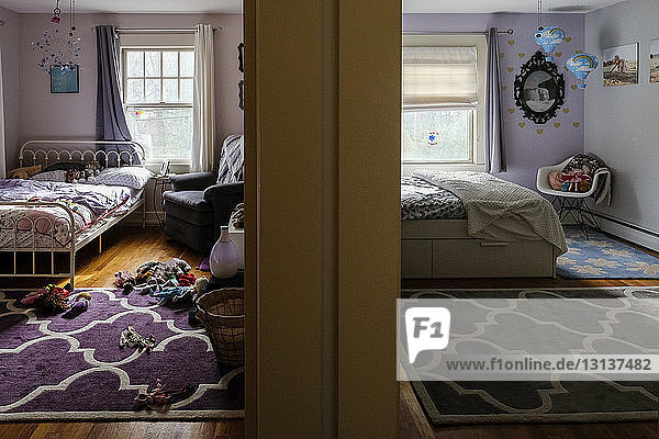 Ansicht von Schlafzimmern durch Türen zu Hause
