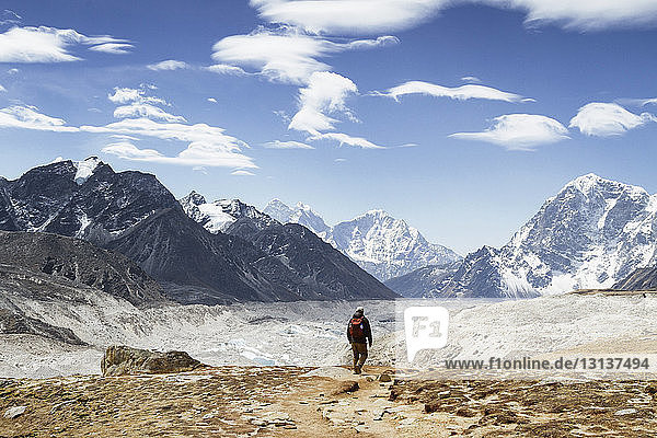 Rückansicht eines Menschen  der im Winter auf den Mt. Everest zuläuft