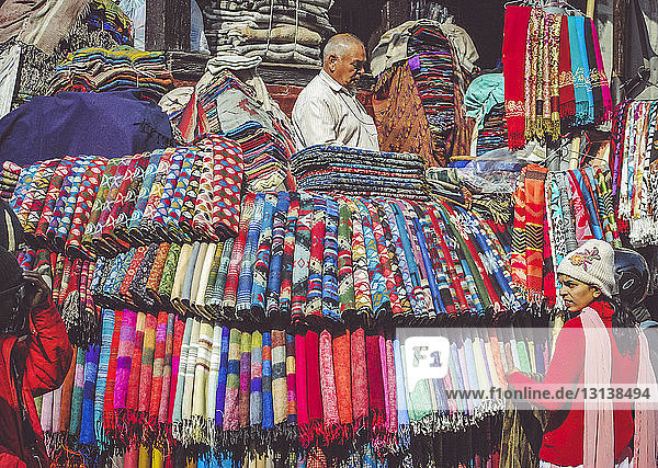 Menschen  die auf dem Markt Schals zum Verkauf anbieten