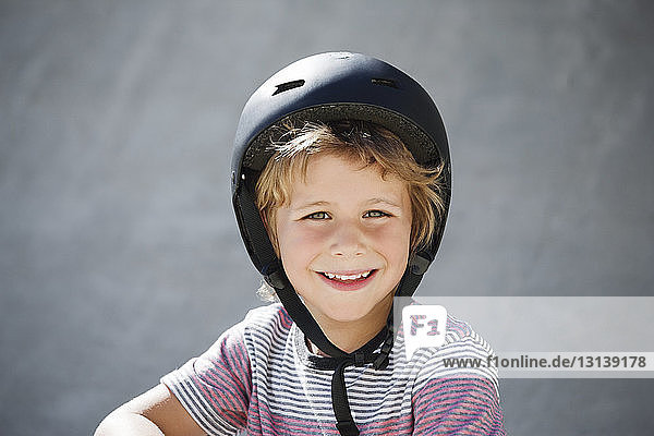 Porträt eines glücklichen Jungen im Skateboard-Park