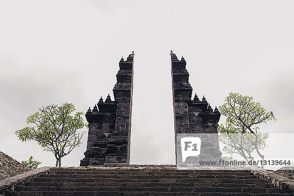 Alte Tempelruine gegen den Himmel in Bali