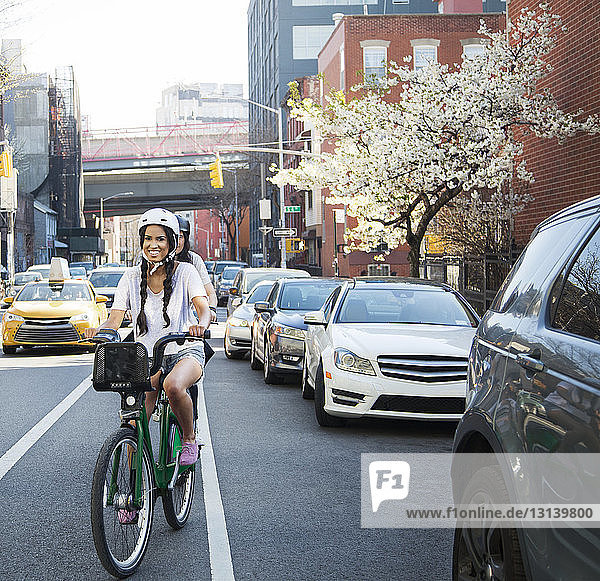 Glückliches Paar fährt Fahrrad auf der Straße