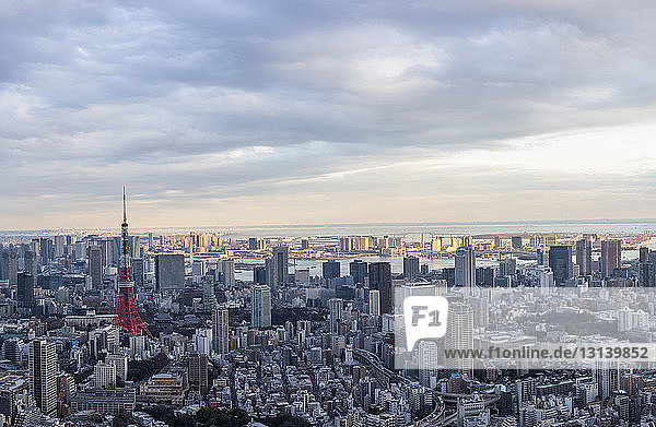 Luftaufnahme des Tokio-Turms inmitten der Stadt bei bewölktem Himmel
