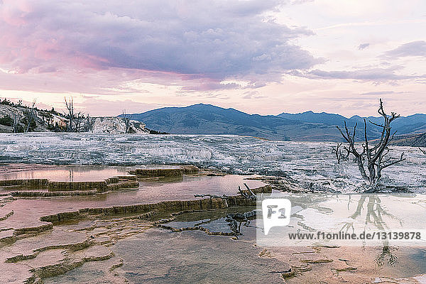 Mammutheiße Quellen im Yellowstone-Nationalpark gegen den Himmel bei Sonnenuntergang