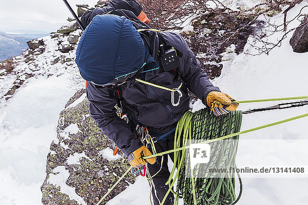 Wanderer mit Seilen beim Eisklettern in den Weissen Bergen im Winter