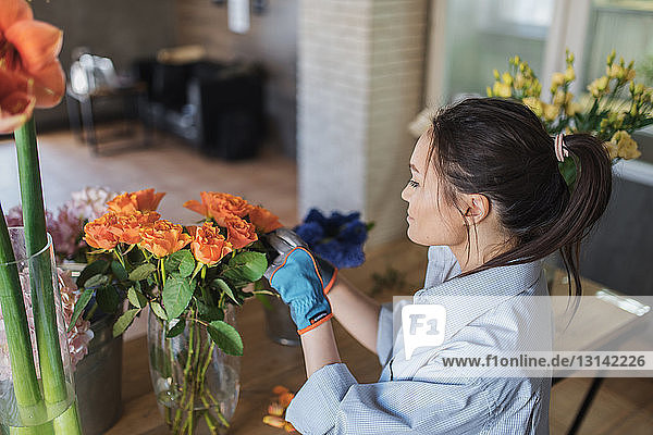 Hochwinkelaufnahme eines Floristen im Blumenladen