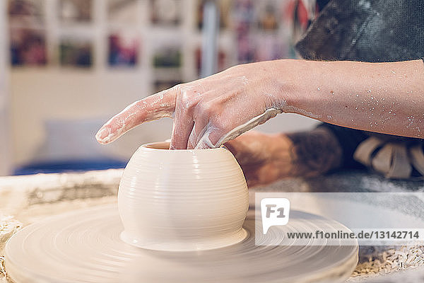Mitschnitt einer Frau beim Keramikmachen auf der Töpferscheibe in einem Workshop