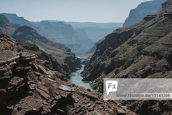 Panoramablick auf den Fluss inmitten der Berge im Grand Canyon National Park