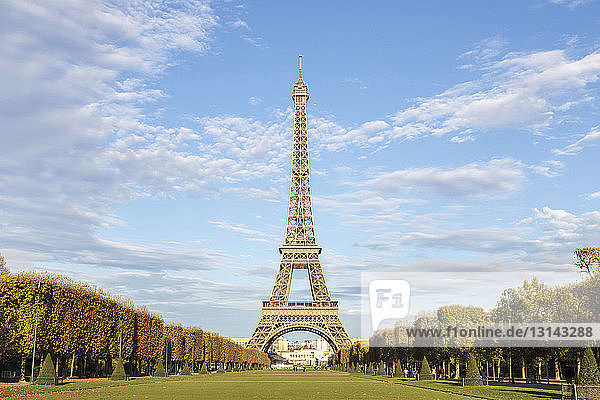 Eiffelturm gegen bewölkten Himmel am sonnigen Tag