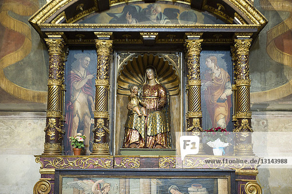 taly  Lombardei  Mantua  Basilica di S. Andrea  Cattanea-Kapelle mit hölzernem Altaraufsatz und Antependium mit Verkündigung Marias. Statue der Madonna mit Kind aus dem XVI. Jahrhundert.