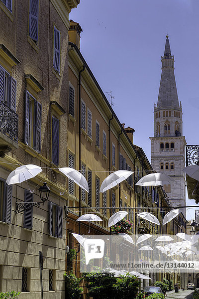 Italien  Emilia Romagna  Modena  aufgehängter Regenschirm  Glockenturm der Kathedrale im Hintergrund
