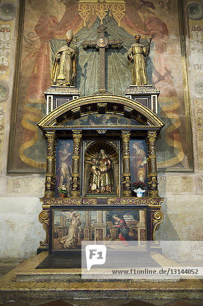 taly  Lombardei  Mantua  Basilica di S. Andrea  Cattanea-Kapelle mit hölzernem Altaraufsatz und Antependium mit Verkündigung Marias. Statue der Madonna mit Kind aus dem XVI. Jahrhundert.