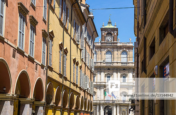 Italien  Emilia Romagna  Modena  Gasse mit Palazzo Ducale im Hintergrund