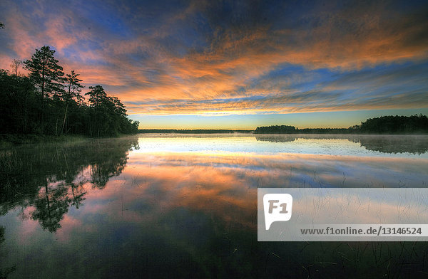 Sonnenaufgang Karahulter See Smaland Schweden Europa