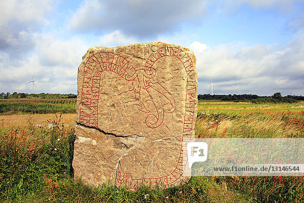Runenstein und Windräder Lerkaka Öland Schweden Europa