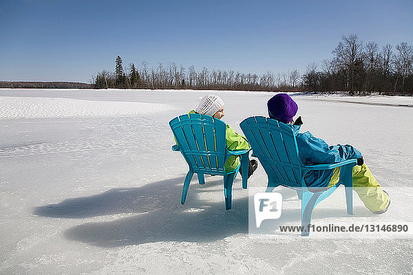 Zwei Frauen entspannen sich auf einem gefrorenen See
