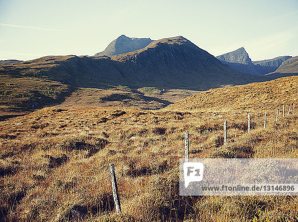 Berglandschaft mit Zaun  Assynt  Nordwestliche Highlands  Schottland  UK