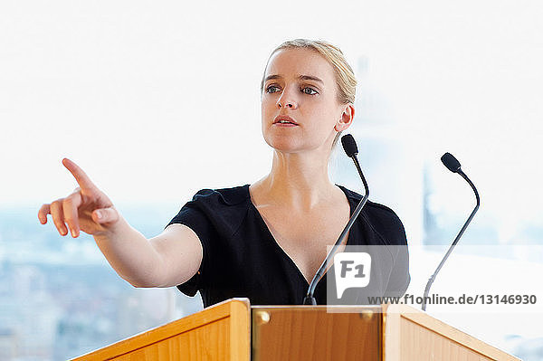 Frau spricht während einer Konferenz