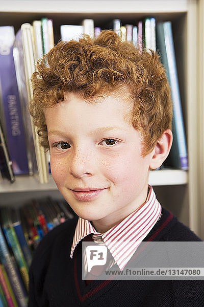 Porträt eines Jungen in einer Bibliothek