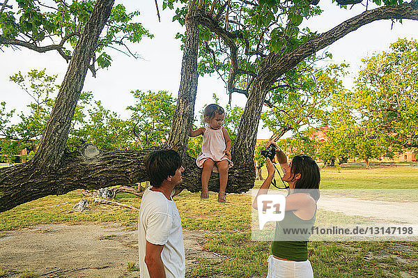 Familie beim Fotografieren im Park