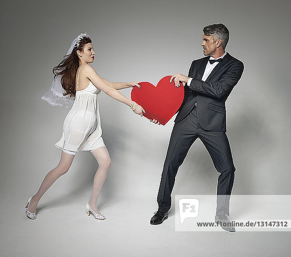 Braut und Bräutigam kämpfen um ihr Herz
