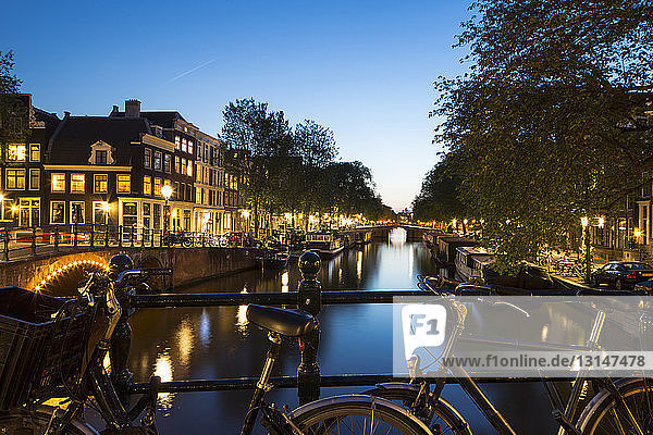 Grachten bei Nacht  Jordaan  Amsterdam  Niederlande