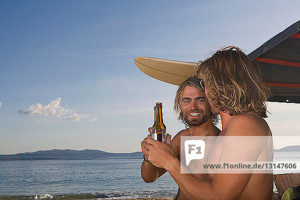 Surfer trinken Bier