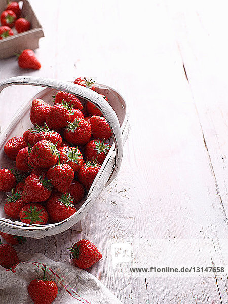 Korb mit Erdbeeren auf dem Tisch