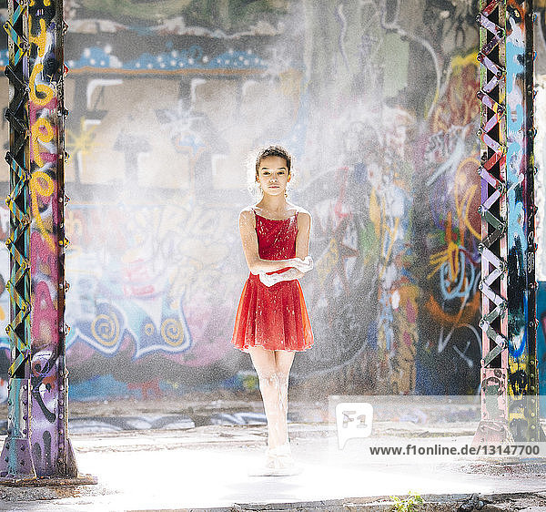 Porträt einer Balletttänzerin  bedeckt mit weißem Puder  vor einem Graffiti