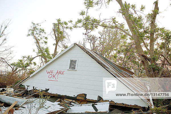 Obere Etage eines Wohnhauses am Boden inmitten von Trümmern  nach dem Hurrikan Katrina  Biloxi  USA