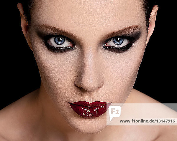 Gesicht einer schönen jungen Frau mit dunklem Make-up