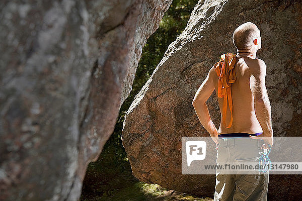 Bergsteiger schaut auf Felswand