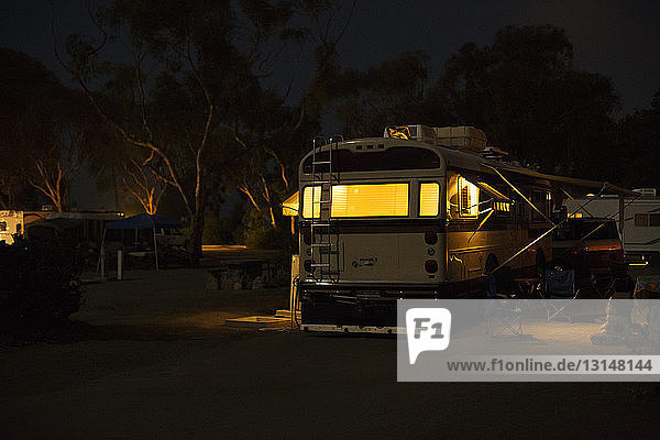 Wohnmobil auf dem Campingplatz bei Nacht  San Clemente  Kalifornien  USA