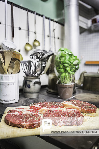 Rohe Steaks auf dem Schneidebrett auf der Küchentheke