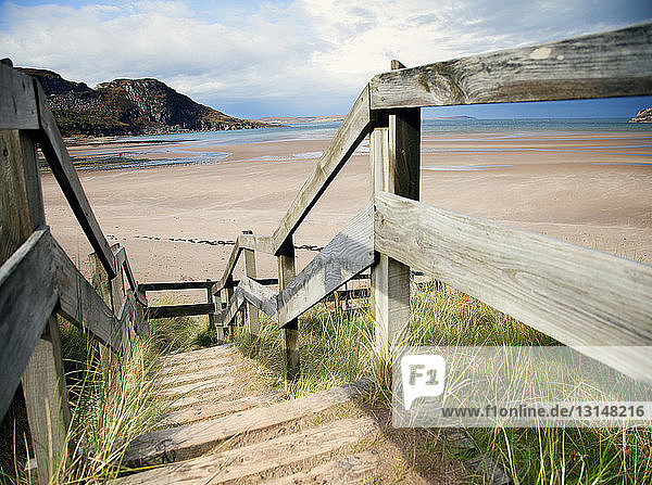 Eine Treppe führt zu einem abgelegenen Strand  Highland  Schottland