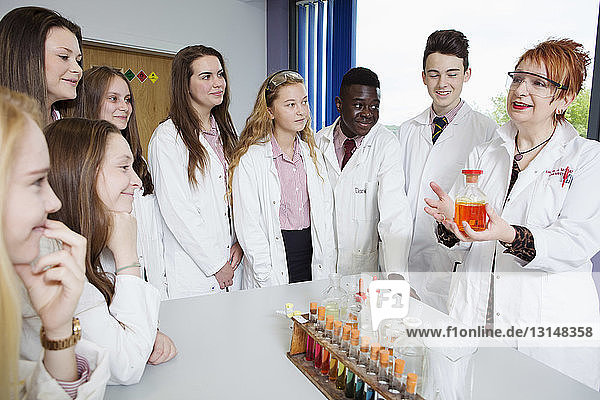 Schüler und Lehrer bei der Arbeit im Chemielabor