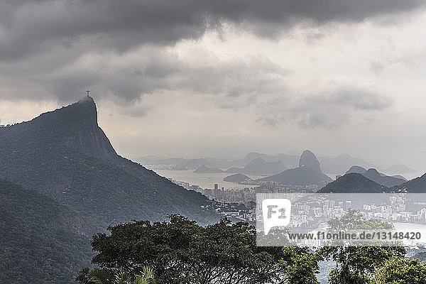 Fernsicht auf die Berge Corcorvado und Zuckerhut  Rio De Janeiro  Brasilien