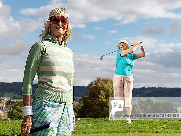 Ältere Damen bereiten sich auf das Golfspielen vor