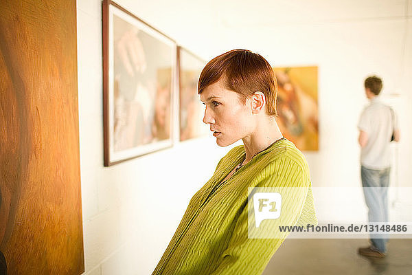 Junge Frau in einer Museumsgalerie