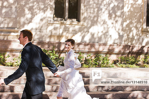 Braut und Bräutigam laufen vor der Hochzeit