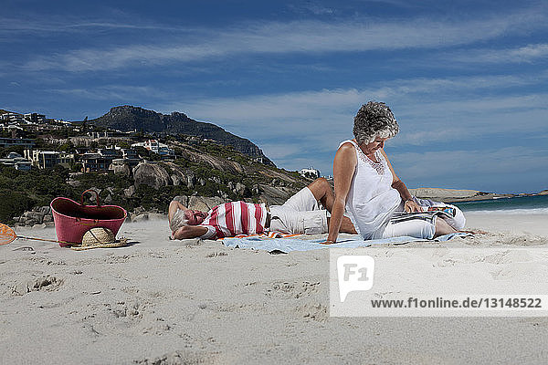 Älteres Paar entspannt zusammen am Strand