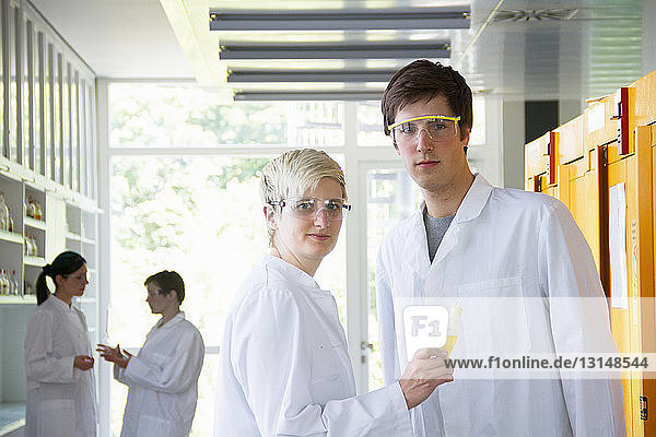Chemiestudenten im Labor  Porträt