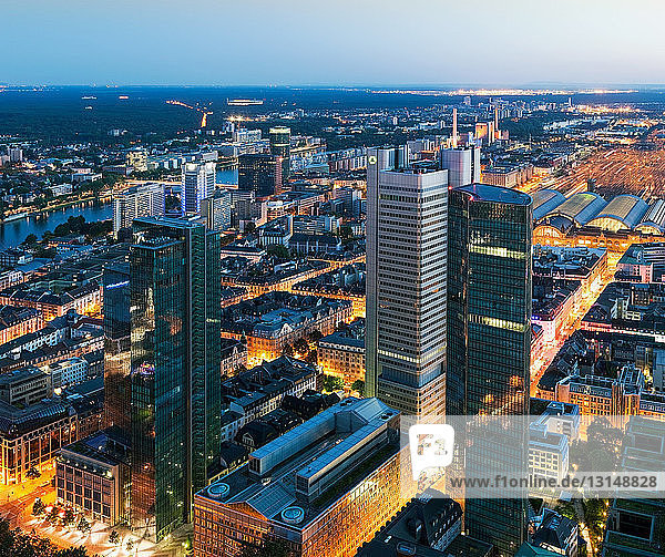 Luftaufnahme des Geschäftsviertels bei Nacht  Frankfurt  Deutschland