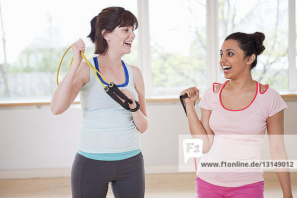 Frauen tragen ein Widerstandsband im Fitnessstudio